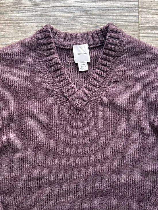 Calvin Klein | Wool V-Neck Sweater in Raisin Burgendy (X-Small) - Picture 9 of 11